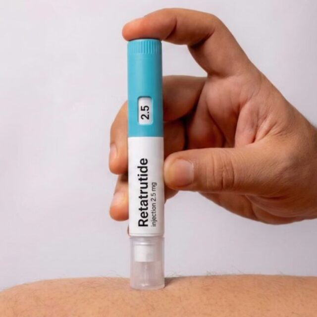 4 mg, 9 mg ve 12 mg Hedefleri Ne Öneriyor?
2026'da öne çıkan üç hedef doz ise 4 mg, 9 mg ve 12 mg'dır. Hepsi her çalışma popülasyonunda aynı şekilde ortaya çıkmaz. TRANSCEND-T2D-1'de Lilly, 40 haftada 4 mg için -%1,7, 9 mg için -%2,0 ve 12 mg için -%1,9 A1C azalmaları bildirdi; vücut ağırlığındaki azalmalar ise sırasıyla -%11,5, -%15,5 ve -%16,8 oldu.

Lilly, obezite odaklı Faz 3 çalışmasında üst dozlara daha fazla vurgu yaptı. TRIUMPH-4'te 9 mg ve 12 mg grupları, obezite veya aşırı kilolu ve diz osteoartriti olan yetişkinlerde 68 haftada ortalama vücut ağırlığında -%26,4 ve -%28,7 azalma sağladı. Lilly ayrıca 2026'da beklenen ek TRIUMPH sonuçlarının, bu çalışmada zaten vurgulanan 9 mg ve 12 mg dozların yanı sıra 4 mg'lık bir idame dozunu da içerdiğini belirtti.

Birlikte ele alındığında bu veriler, 4 mg'ın daha düşük yoğunluklu bir bakım seçeneği olarak hizmet edebileceği, 9 mg ve 12 mg'ın ise daha büyük kilo verme etkilerinin merkezi olduğu, üzerinde çalışılan daha agresif araştırma hedefleri olduğu 2026 geliştirme mantığını ortaya koyuyor. Bu, onaylanmış bir reçeteleme kuralı değil, deneme tasarımına ve sonuç verilerine dayanan bir yorumdur.