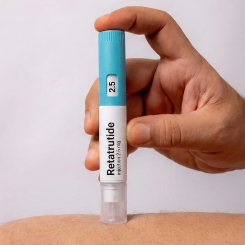 4 mg, 9 mg ve 12 mg Hedefleri Ne Öneriyor?
2026'da öne çıkan üç hedef doz ise 4 mg, 9 mg ve 12 mg'dır. Hepsi her çalışma popülasyonunda aynı şekilde ortaya çıkmaz. TRANSCEND-T2D-1'de Lilly, 40 haftada 4 mg için -%1,7, 9 mg için -%2,0 ve 12 mg için -%1,9 A1C azalmaları bildirdi; vücut ağırlığındaki azalmalar ise sırasıyla -%11,5, -%15,5 ve -%16,8 oldu.

Lilly, obezite odaklı Faz 3 çalışmasında üst dozlara daha fazla vurgu yaptı. TRIUMPH-4'te 9 mg ve 12 mg grupları, obezite veya aşırı kilolu ve diz osteoartriti olan yetişkinlerde 68 haftada ortalama vücut ağırlığında -%26,4 ve -%28,7 azalma sağladı. Lilly ayrıca 2026'da beklenen ek TRIUMPH sonuçlarının, bu çalışmada zaten vurgulanan 9 mg ve 12 mg dozların yanı sıra 4 mg'lık bir idame dozunu da içerdiğini belirtti.

Birlikte ele alındığında bu veriler, 4 mg'ın daha düşük yoğunluklu bir bakım seçeneği olarak hizmet edebileceği, 9 mg ve 12 mg'ın ise daha büyük kilo verme etkilerinin merkezi olduğu, üzerinde çalışılan daha agresif araştırma hedefleri olduğu 2026 geliştirme mantığını ortaya koyuyor. Bu, onaylanmış bir reçeteleme kuralı değil, deneme tasarımına ve sonuç verilerine dayanan bir yorumdur.